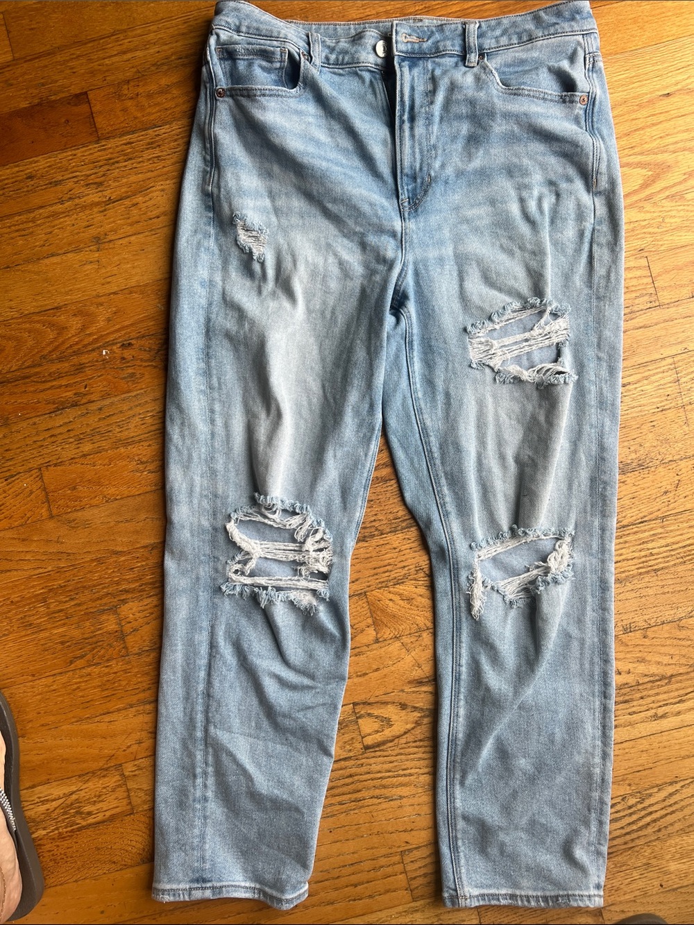 American Eagle Outfitters Light blu Distressed stretch mom straight Jean size 14